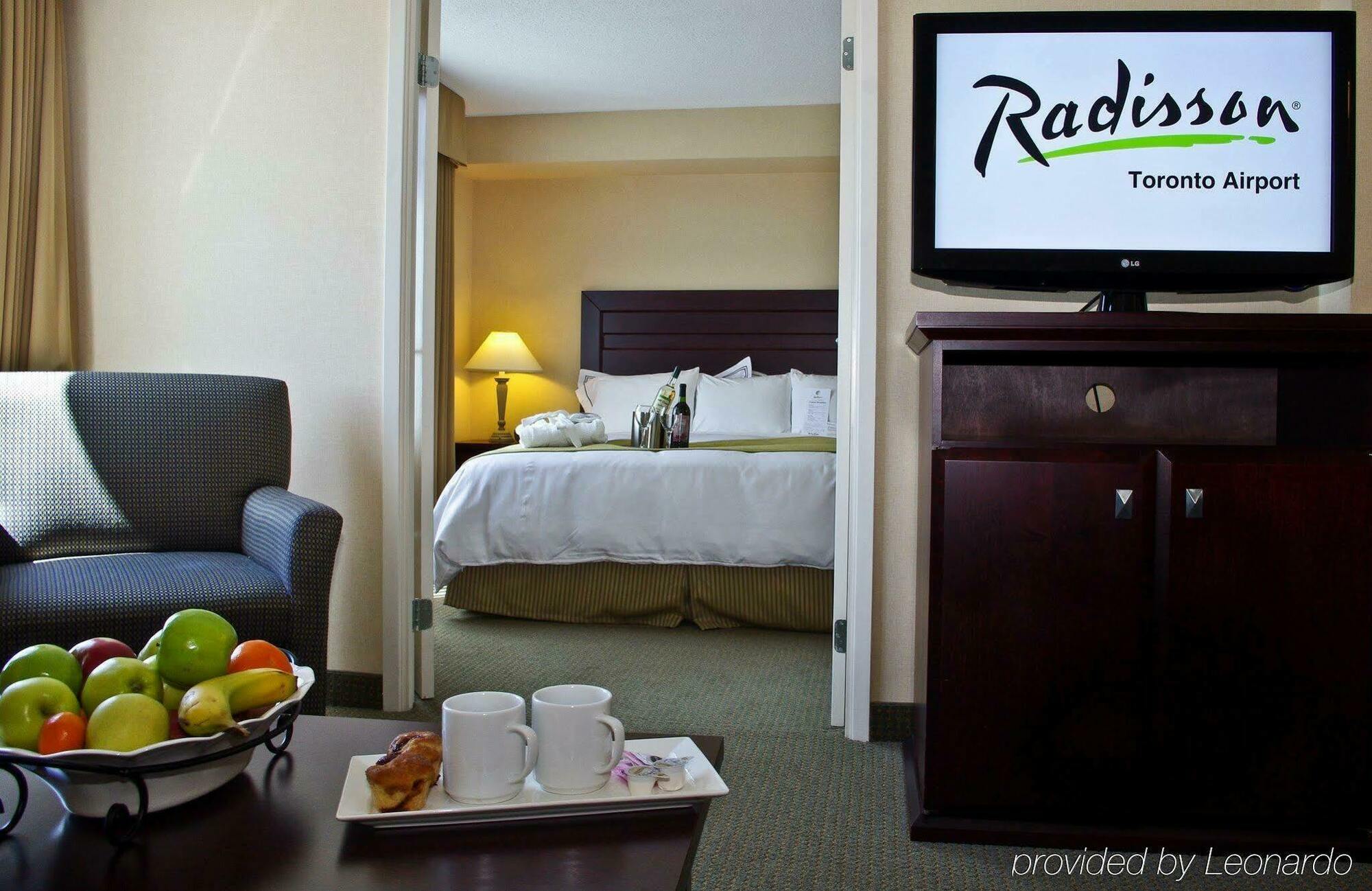 Radisson Suites Hotel Toronto Airport Екстериор снимка